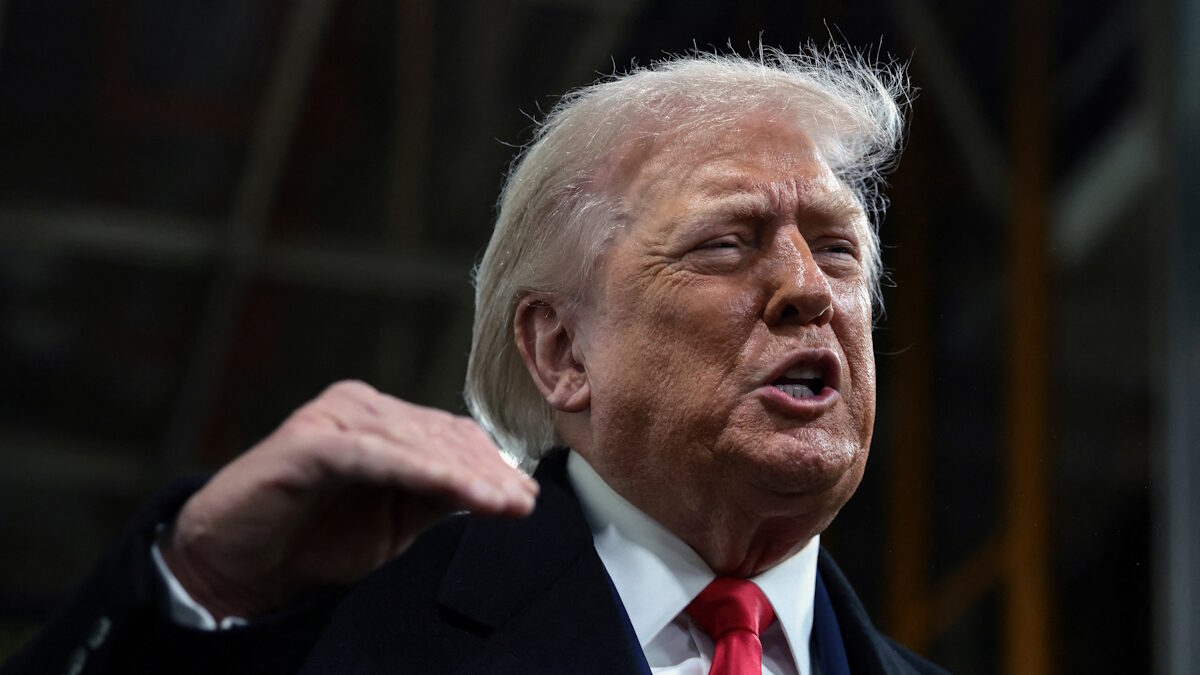 Ο Αμερικανός Πρόεδρος, Donald Trump κατά την επίσκεψή του στο εργοστάσιο της Ford στο Ντιτρόιτ