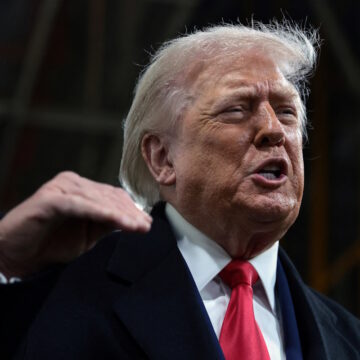 Ο Αμερικανός Πρόεδρος, Donald Trump κατά την επίσκεψή του στο εργοστάσιο της Ford στο Ντιτρόιτ