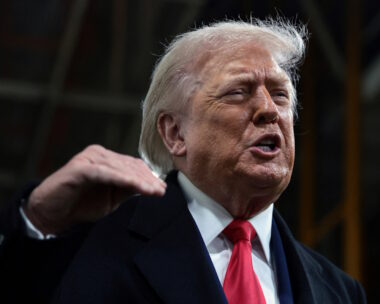 Ο Αμερικανός Πρόεδρος, Donald Trump κατά την επίσκεψή του στο εργοστάσιο της Ford στο Ντιτρόιτ