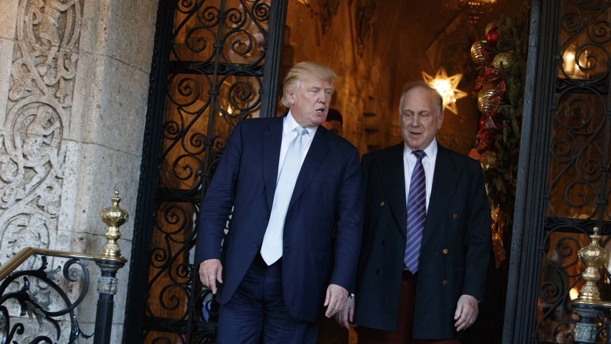 Ο Ντόναλντ Τραμπ και ο δισεκατομμυριούχος Ρόναλντ Λόντερ, κληρονόμος της αυτοκρατορίας καλλυντικών Estée Lauder