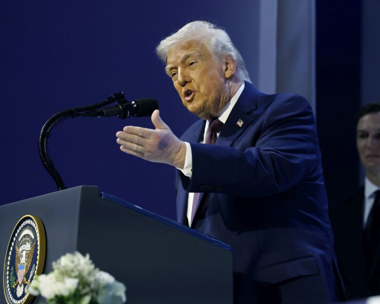 Μελανιά στο χέρι του Τραμπ στο Νταβός