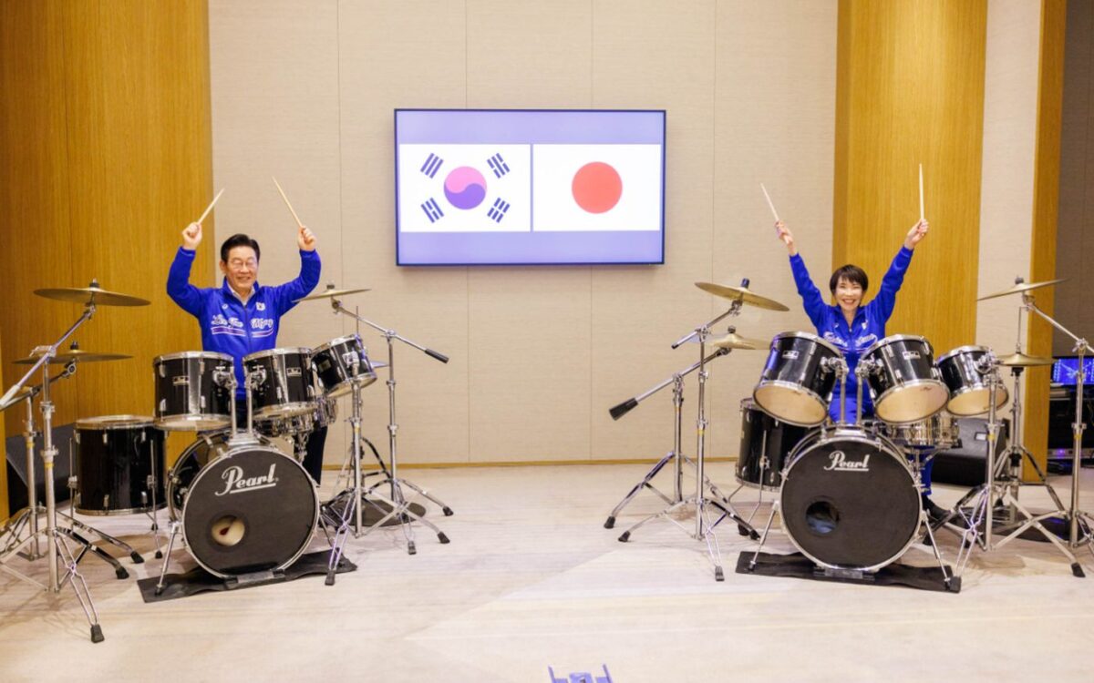 Ο πρόεδρος της Νότιας Κορέας Λι Τζάε Μιούνγκ και η πρωθυπουργός της Ιαπωνίας Σανάε Τακαΐτσι παίζουν ντραμς