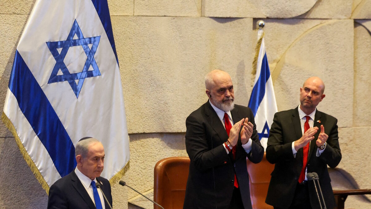 Ο πρωθυπουργός της Αλβανίας, Έντι Ράμα μιλά στην Κνεσέτ έχοντας δίπλα του τον Ισραηλινό ομόλογό του, Μπέντζαμιν Νετανιάχου