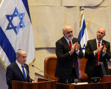 Ο πρωθυπουργός της Αλβανίας, Έντι Ράμα μιλά στην Κνεσέτ έχοντας δίπλα του τον Ισραηλινό ομόλογό του, Μπέντζαμιν Νετανιάχου