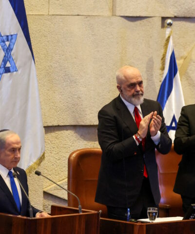 Ο πρωθυπουργός της Αλβανίας, Έντι Ράμα μιλά στην Κνεσέτ έχοντας δίπλα του τον Ισραηλινό ομόλογό του, Μπέντζαμιν Νετανιάχου