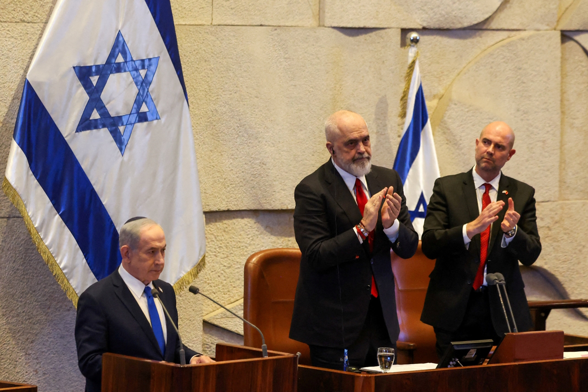 Ο πρωθυπουργός της Αλβανίας, Έντι Ράμα μιλά στην Κνεσέτ έχοντας δίπλα του τον Ισραηλινό ομόλογό του, Μπέντζαμιν Νετανιάχου