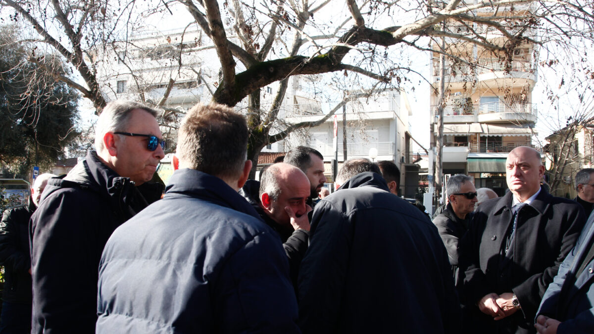 Συντετριμμένοι συγγενείς και φίλοι στην κηδεία της άτυχης Έλενας