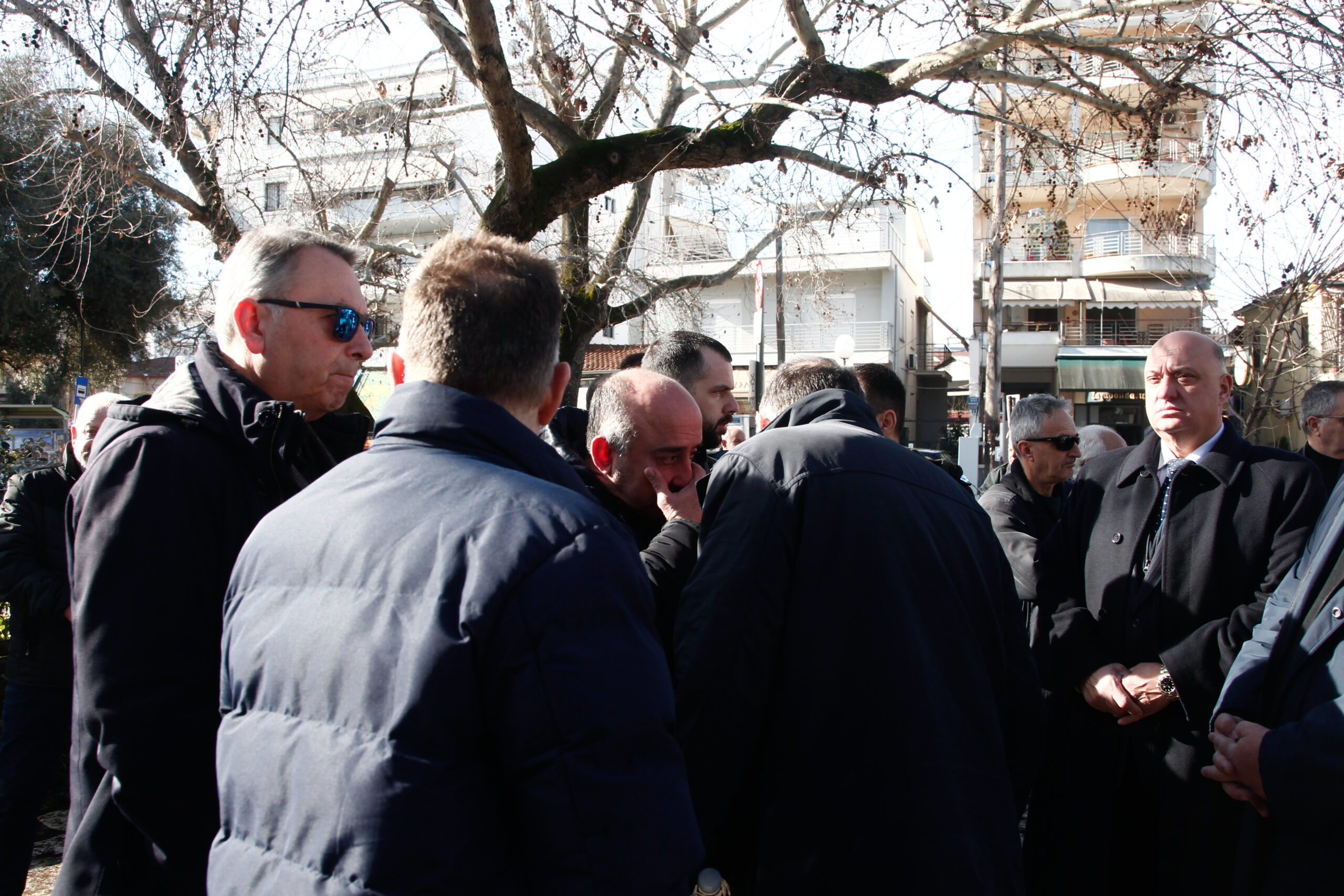 Συντετριμμένοι συγγενείς και φίλοι στην κηδεία της άτυχης Έλενας