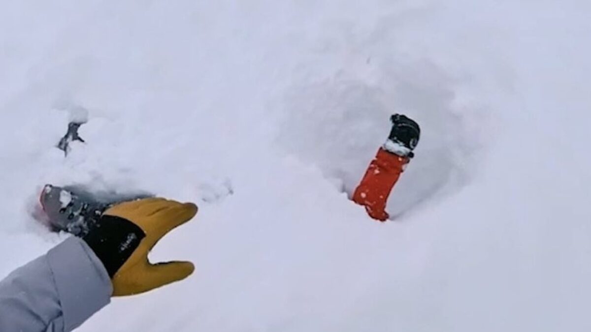 Άνδρας κάτω από το χιόνι