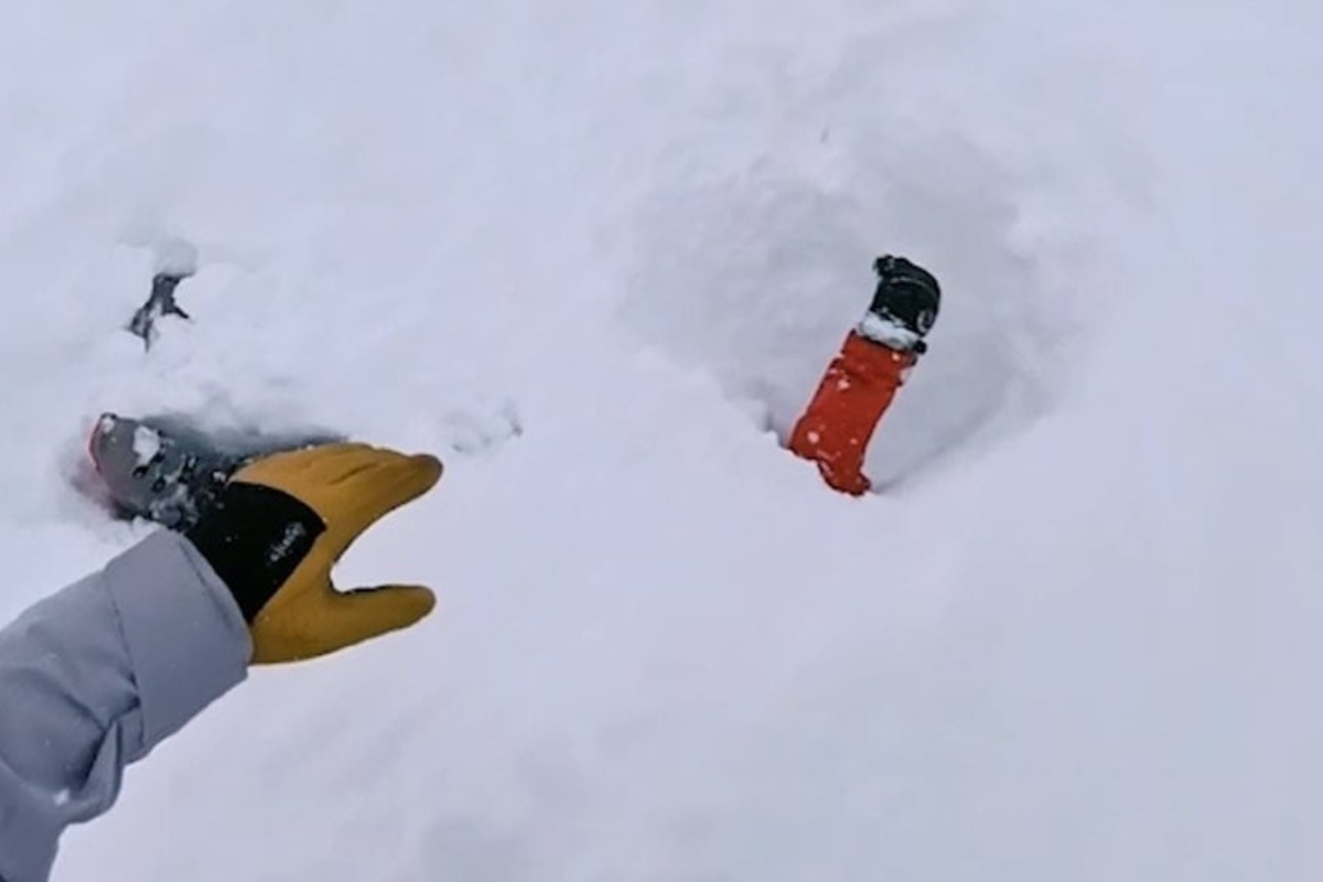 Άνδρας κάτω από το χιόνι