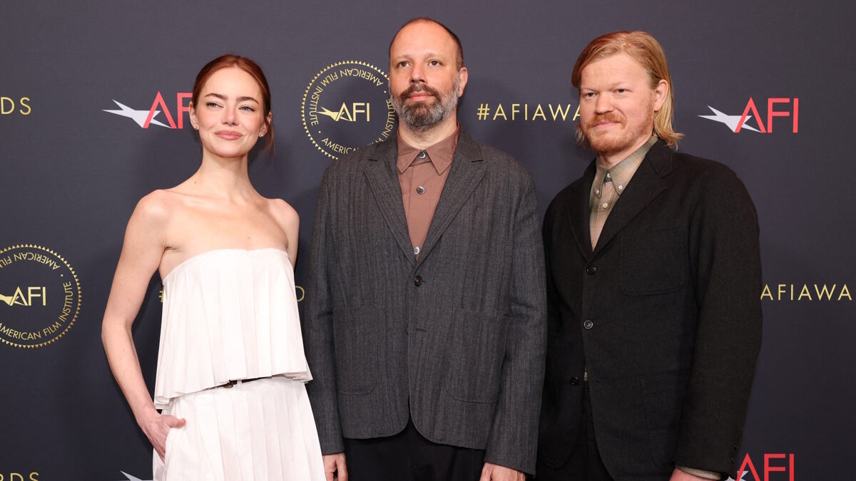 Η Έμμα Στόουν, ο σκηνοθέτης Γιώργος Λάνθιμος και ο Τζέσι Πλέμονς