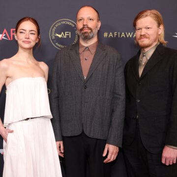 Η Έμμα Στόουν, ο σκηνοθέτης Γιώργος Λάνθιμος και ο Τζέσι Πλέμονς