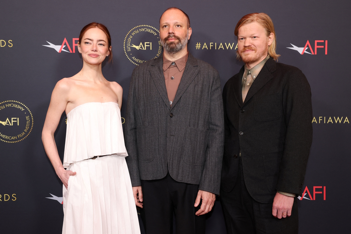 Η Έμμα Στόουν, ο σκηνοθέτης Γιώργος Λάνθιμος και ο Τζέσι Πλέμονς