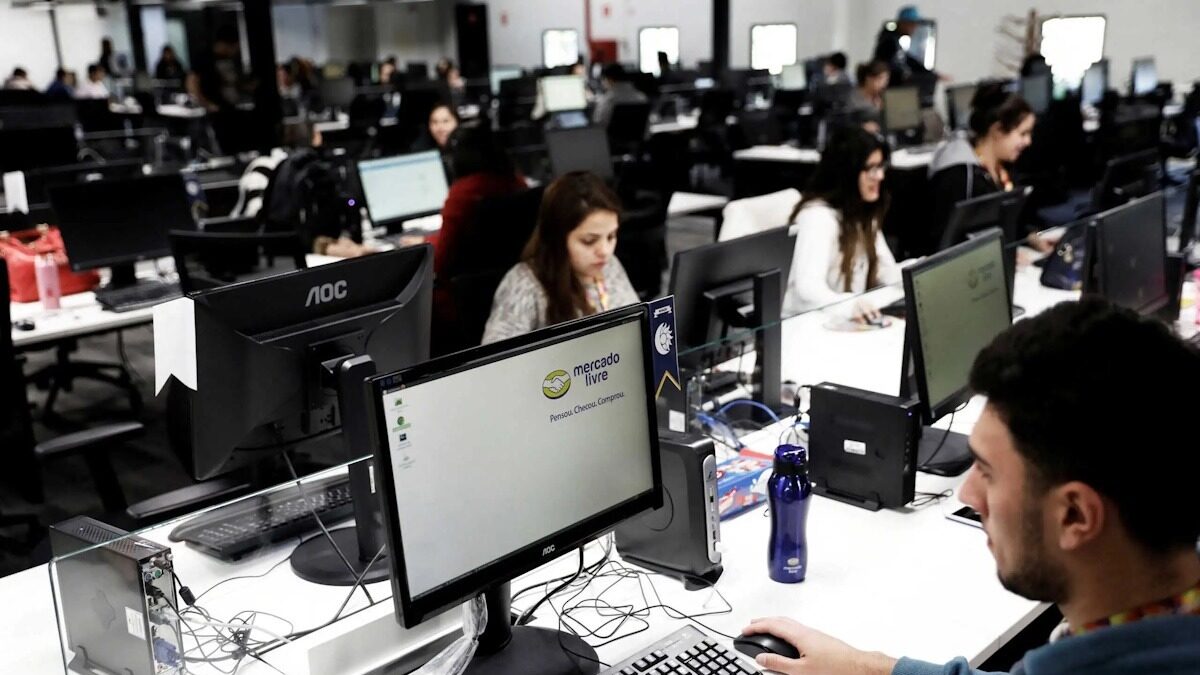 Υπάλληλοι σε γραφείο