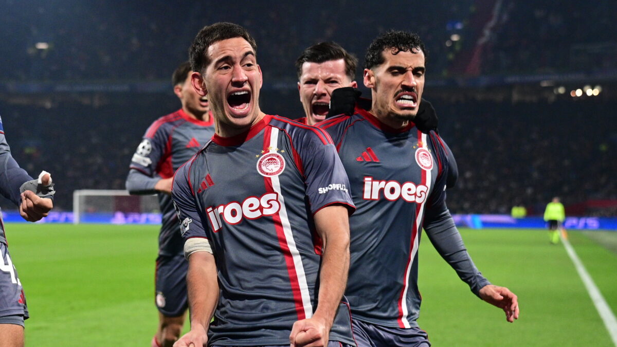 Ο Έσε πανηγυρίζει το γκολ του Ολυμπιακού