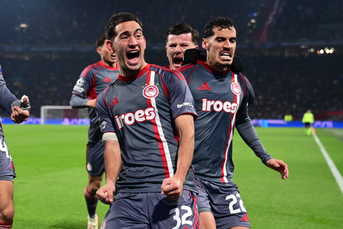 Ο Έσε πανηγυρίζει το γκολ του Ολυμπιακού