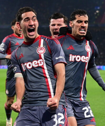 Ο Έσε πανηγυρίζει το γκολ του Ολυμπιακού