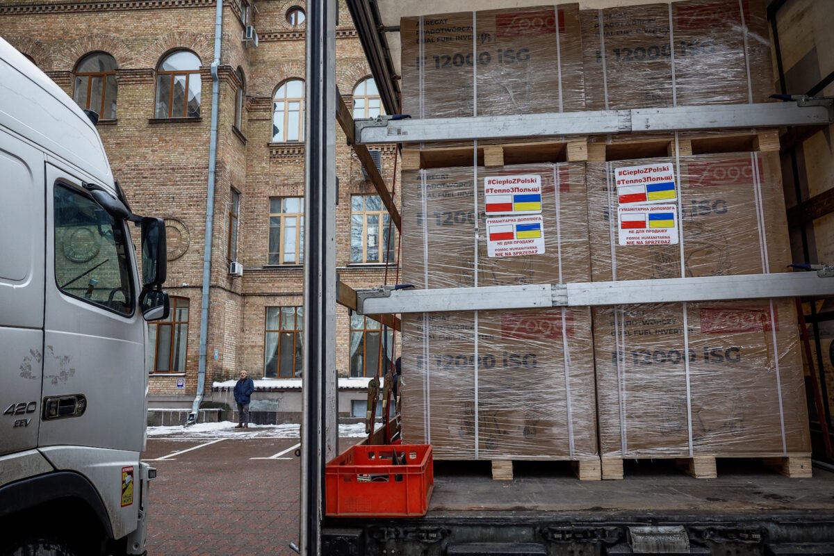 Ουκρανοί παραλαμβάνουν γεννήτριες για να αντιμετωπιστεί το πολικό ψύχος