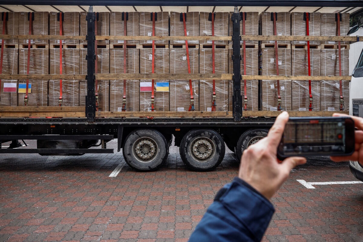 Ουκρανοί παραλαμβάνουν γεννήτριες για να αντιμετωπιστεί το πολικό ψύχος