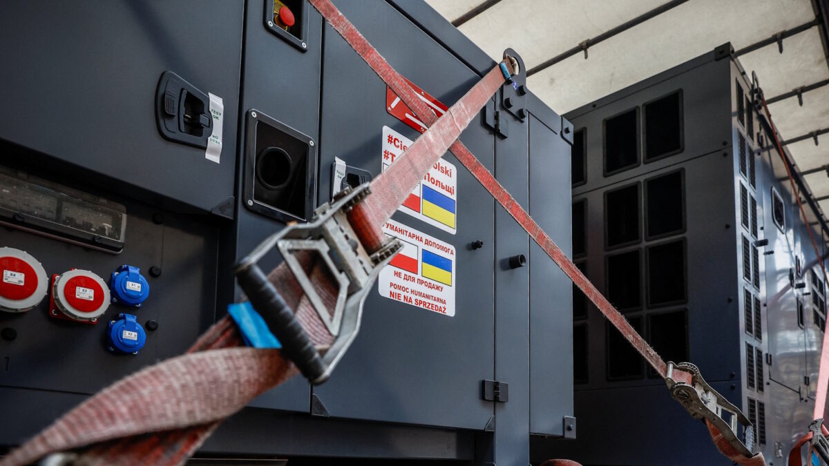 Ουκρανοί παραλαμβάνουν γεννήτριες για να αντιμετωπιστεί το πολικό ψύχος