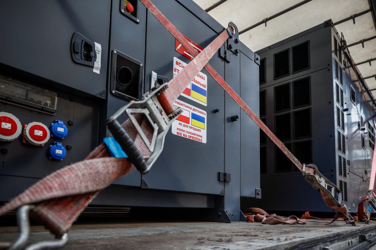 Ουκρανοί παραλαμβάνουν γεννήτριες για να αντιμετωπιστεί το πολικό ψύχος