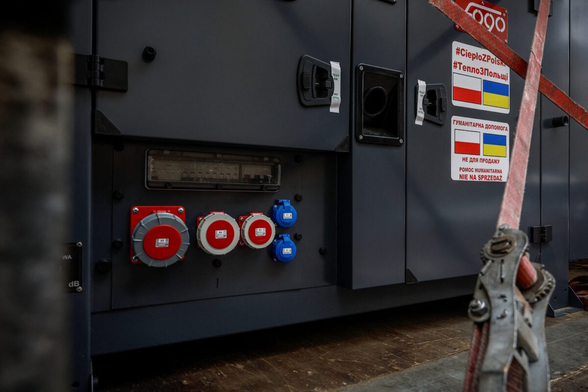 Ουκρανοί παραλαμβάνουν γεννήτριες για να αντιμετωπιστεί το πολικό ψύχος