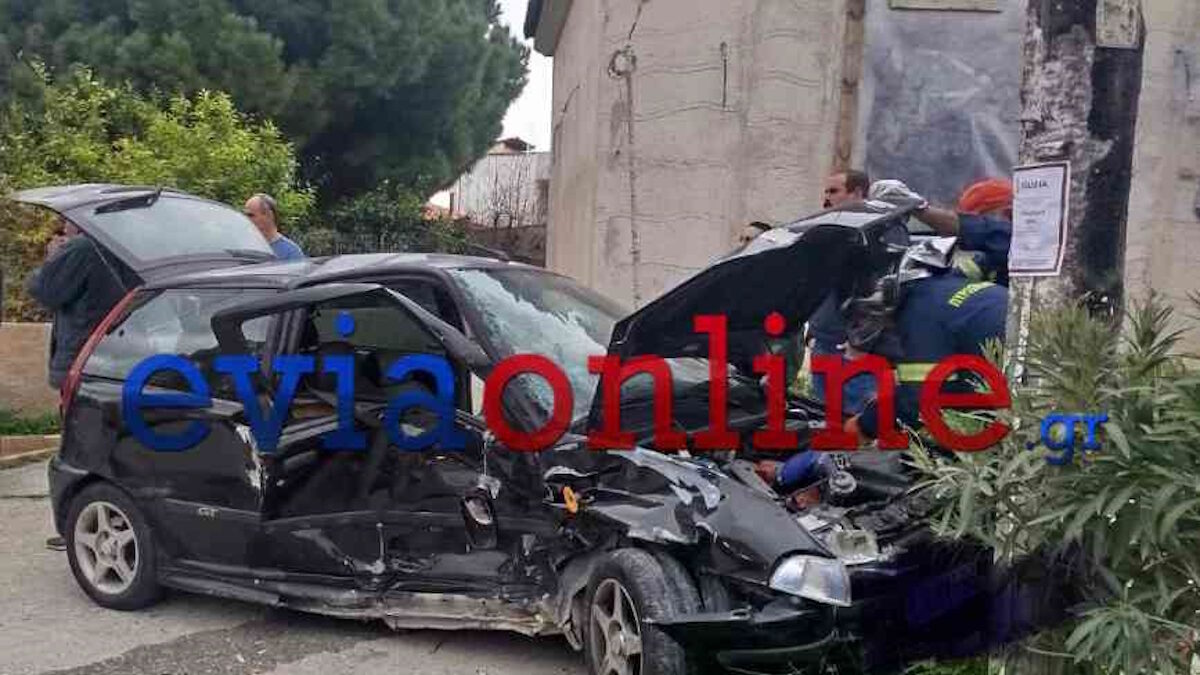 Σφοδρή σύγκρουση δύο αυτοκινήτων στο Αλιβέρι