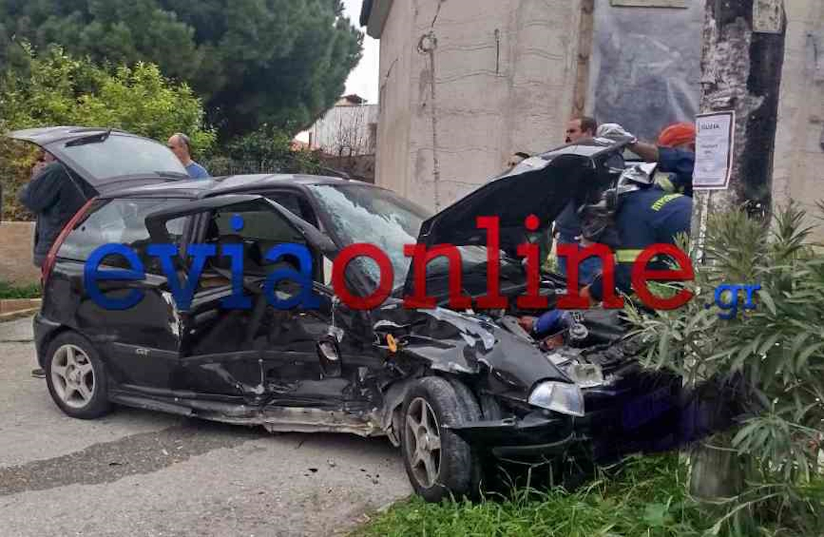 Σφοδρή σύγκρουση δύο αυτοκινήτων στο Αλιβέρι