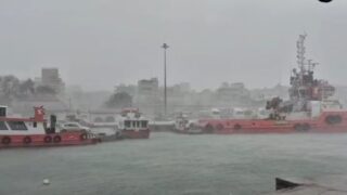 Κύματα στο λιμάνι της Αλεξανδρούπολης