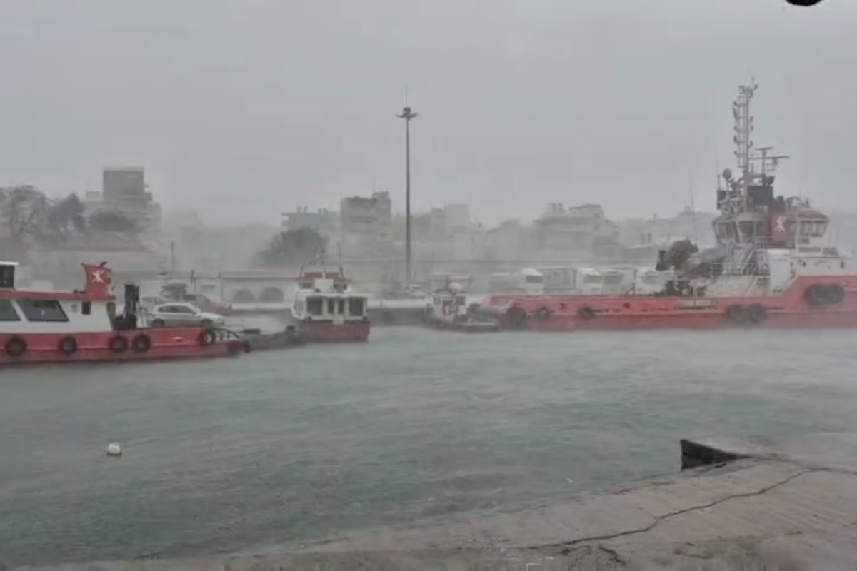 Κύματα στο λιμάνι της Αλεξανδρούπολης