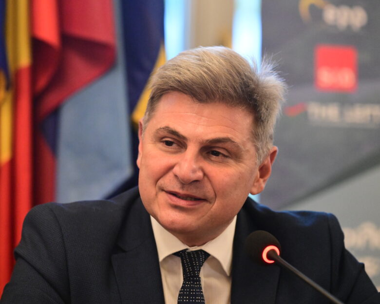 Ο Νικόλας Φαραντούρης