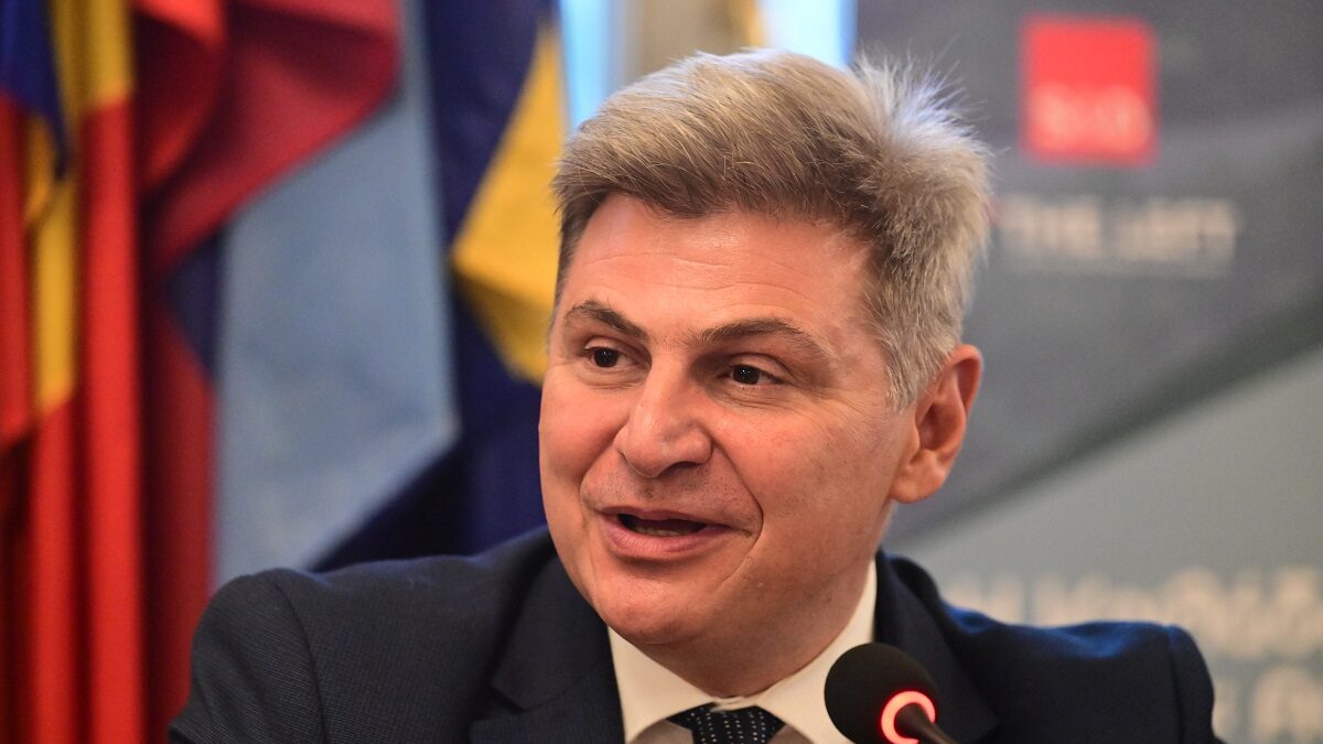 Νίκος Φαραντούρης