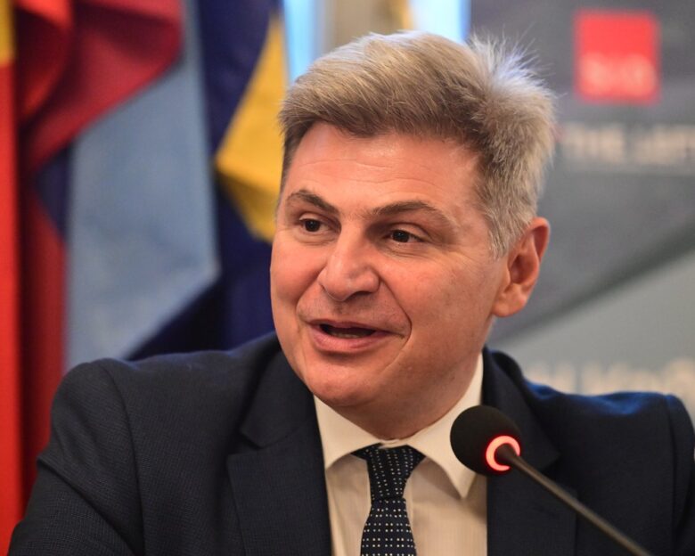 Νίκος Φαραντούρης