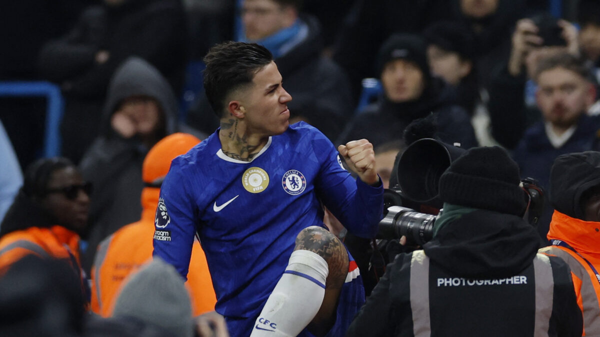 Ο Έντσεο Φερνάντες πανηγυρίζει με τους φίλους της Τσέλσι