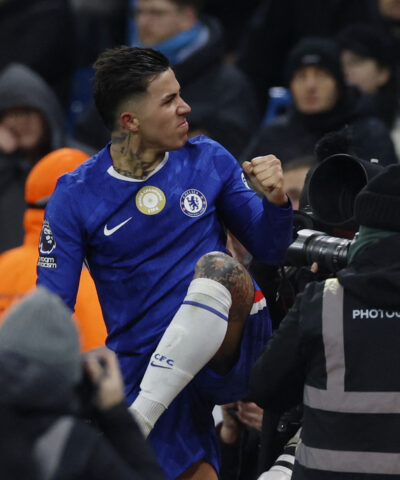 Ο Έντσεο Φερνάντες πανηγυρίζει με τους φίλους της Τσέλσι