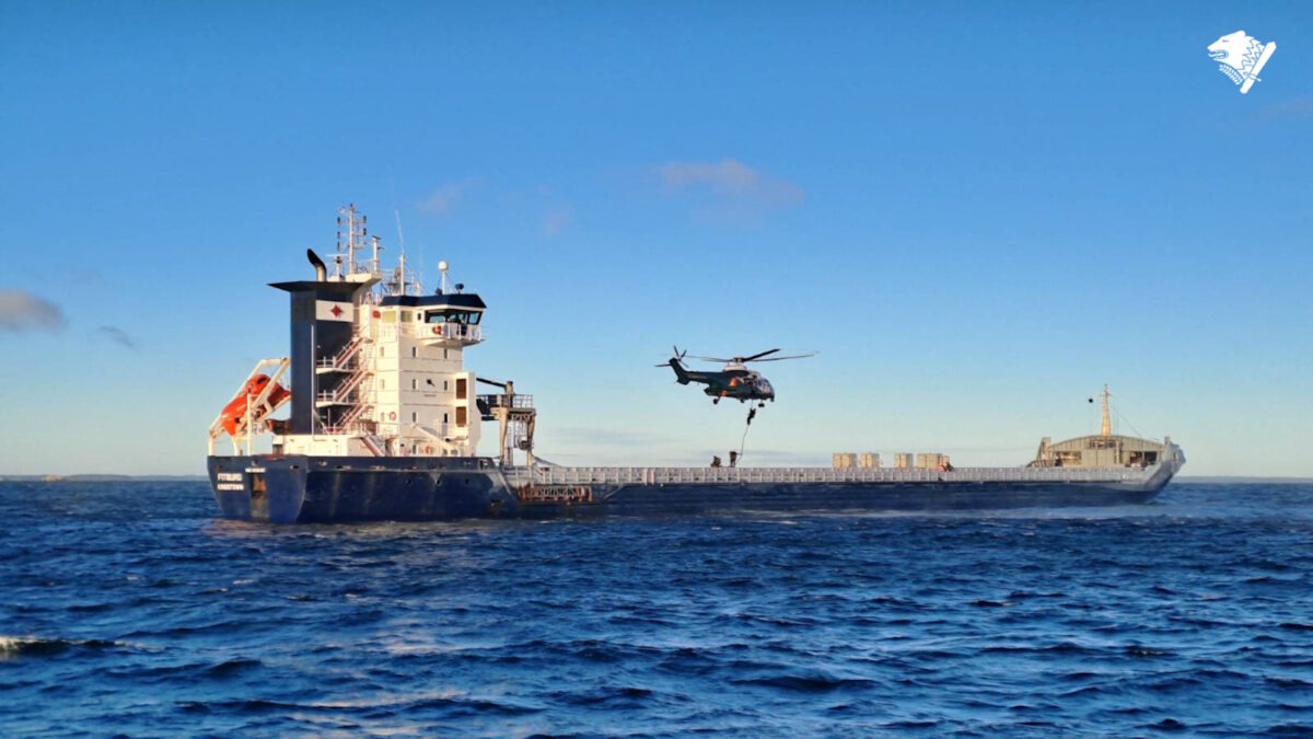 Η στιγμή που οι φινλανδικές δυνάμεις κάνουν ρεσάλτο στο φορτηγό πλοίο Fitburg