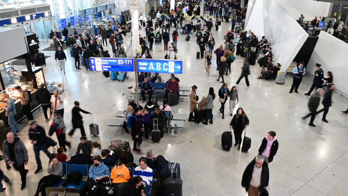 Στιγμιότυπο από το «Ελευθέριος Βενιζέλος», την Κυριακή 4 Ιανουαρίου 2026 με καθηλωμένα τα αεροπλάνα