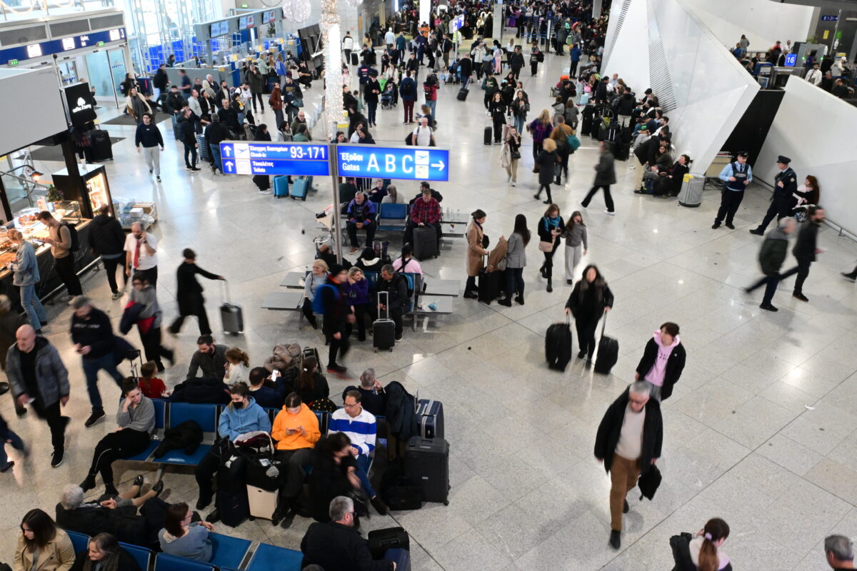 Στιγμιότυπο από το «Ελευθέριος Βενιζέλος», την Κυριακή 4 Ιανουαρίου 2026 με καθηλωμένα τα αεροπλάνα