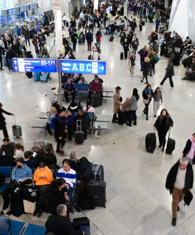 Στιγμιότυπο από το «Ελευθέριος Βενιζέλος», την Κυριακή 4 Ιανουαρίου 2026 με καθηλωμένα τα αεροπλάνα