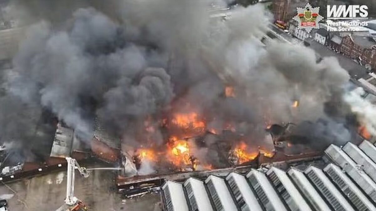 Μεγάλη φωτιά σε εργοστάσιο στο Γουλβερχάμπτον στη Βρετανία