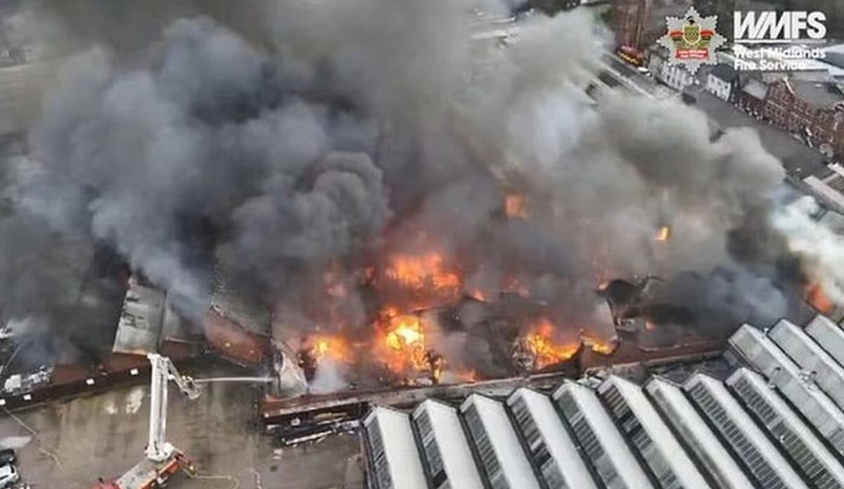 Μεγάλη φωτιά σε εργοστάσιο στο Γουλβερχάμπτον στη Βρετανία