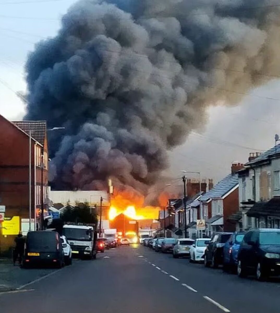 Μαύροι καπνοί από το εργοστάσιο στη Βρετανία