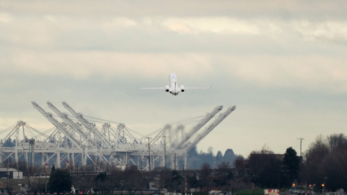 Απογείωση αεροσκάφους από το Διεθνές Αεροδρόμιο «King County» στο Σιάτλ της Ουάσινγκτον