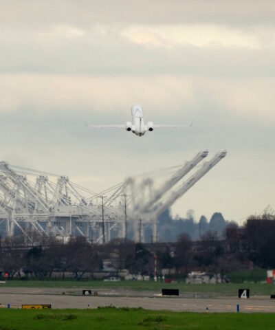 Απογείωση αεροσκάφους από το Διεθνές Αεροδρόμιο «King County» στο Σιάτλ της Ουάσινγκτον