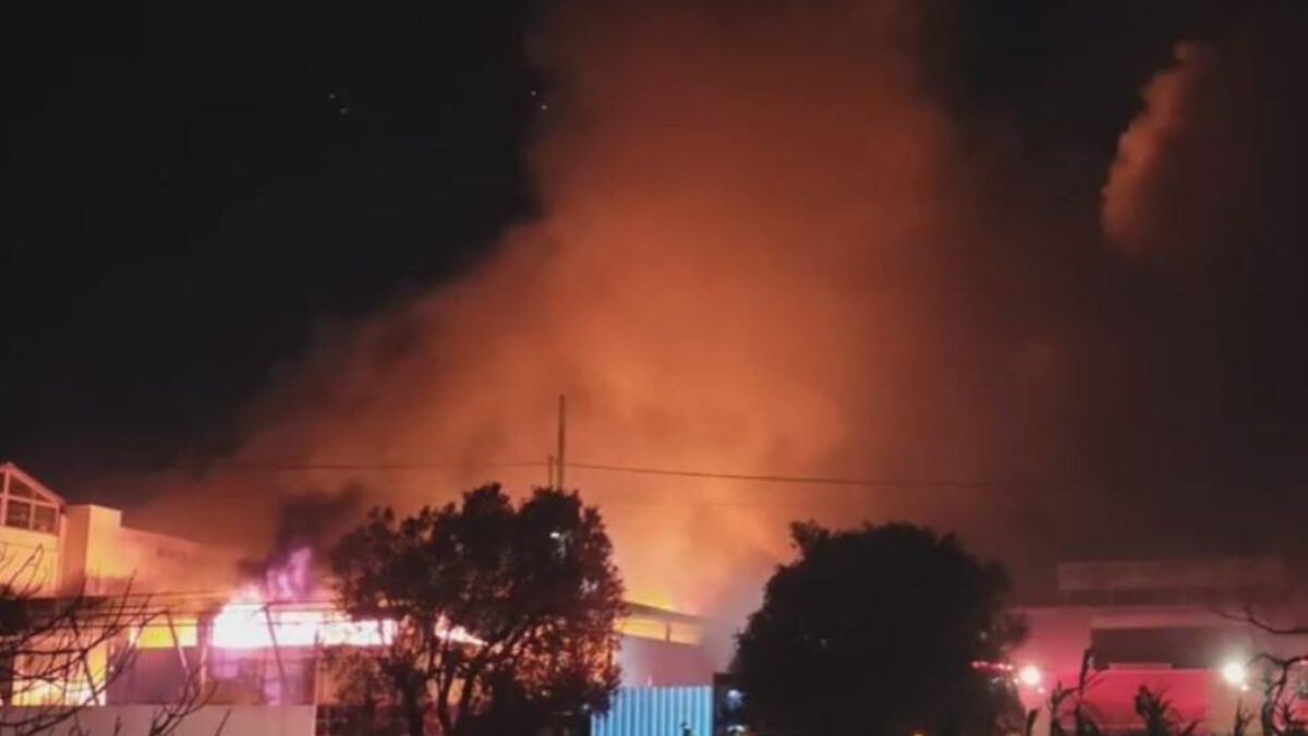 Φωτιά σε εργοστάσιο στο Μενίδι