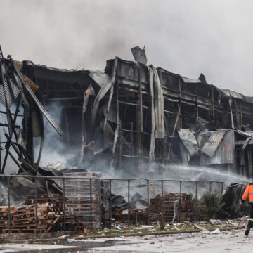 Μεγάλη φωτιά στη βιομηχανία μπισκότων «Βιολάντα» στα Τρίκαλα
