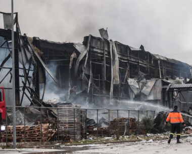Μεγάλη φωτιά στη βιομηχανία μπισκότων «Βιολάντα» στα Τρίκαλα