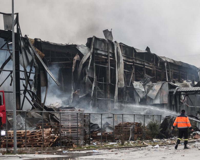 Μεγάλη φωτιά στη βιομηχανία μπισκότων «Βιολάντα» στα Τρίκαλα