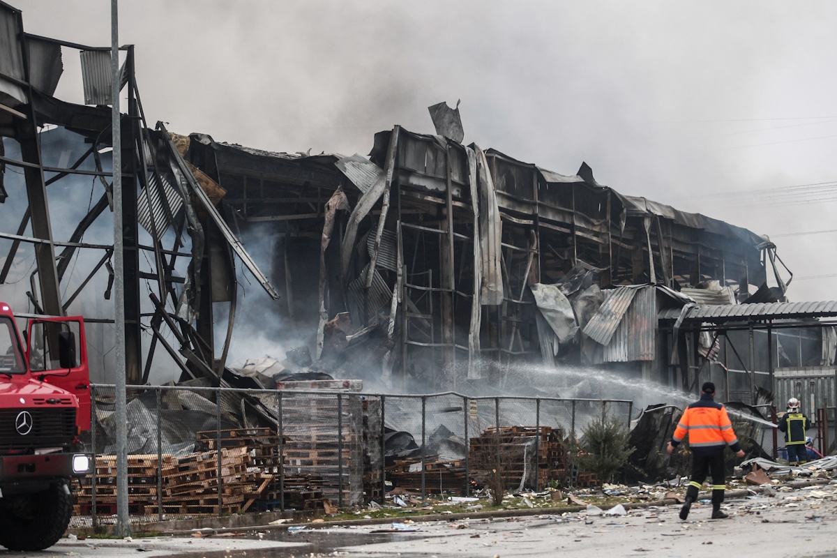 Μεγάλη φωτιά στη βιομηχανία μπισκότων «Βιολάντα» στα Τρίκαλα