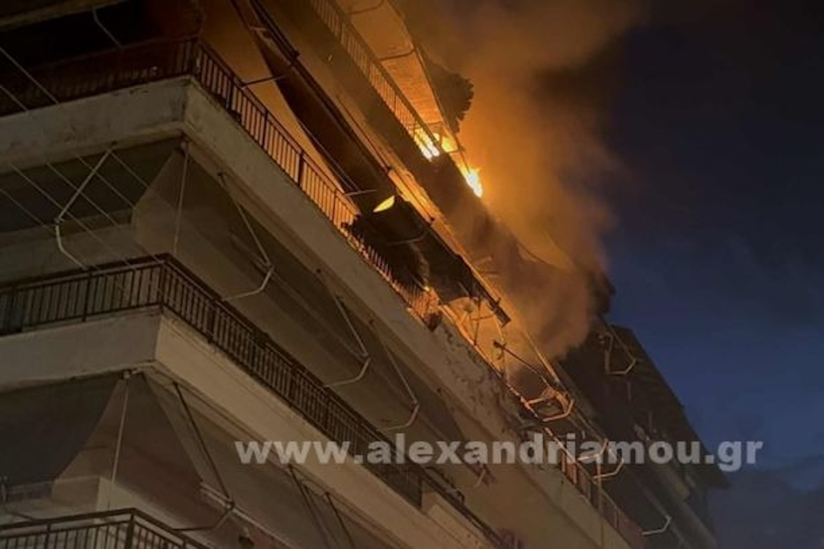 Φωτιά σε διαμερίσματα πολυκατοικίας στην Αλεξάνδρεια Ημαθίας